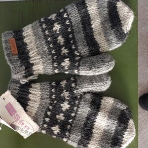 NEW Ku San mittens 100% wool on the outside 100% polyester in the inside
